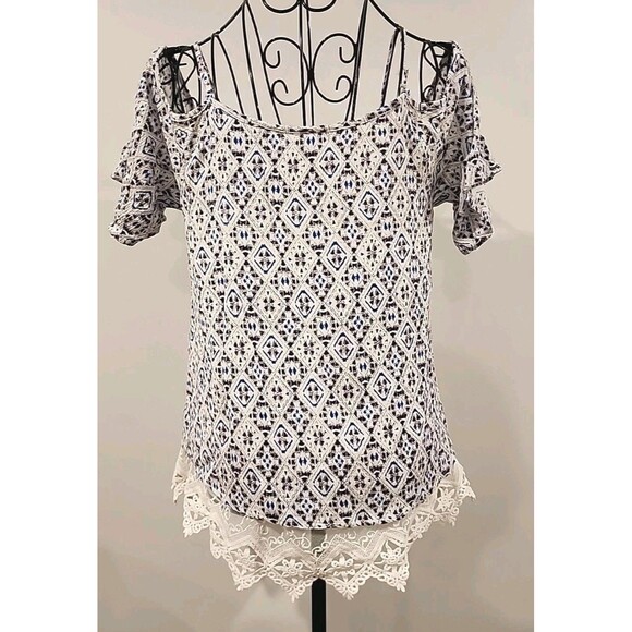 Skies are Blue Langlock Cold Shoulder Small Top White/Blue Geometric Crochet - Picture 2 of 7